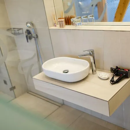 Restaurace A Pod Lipami 招待所 4*